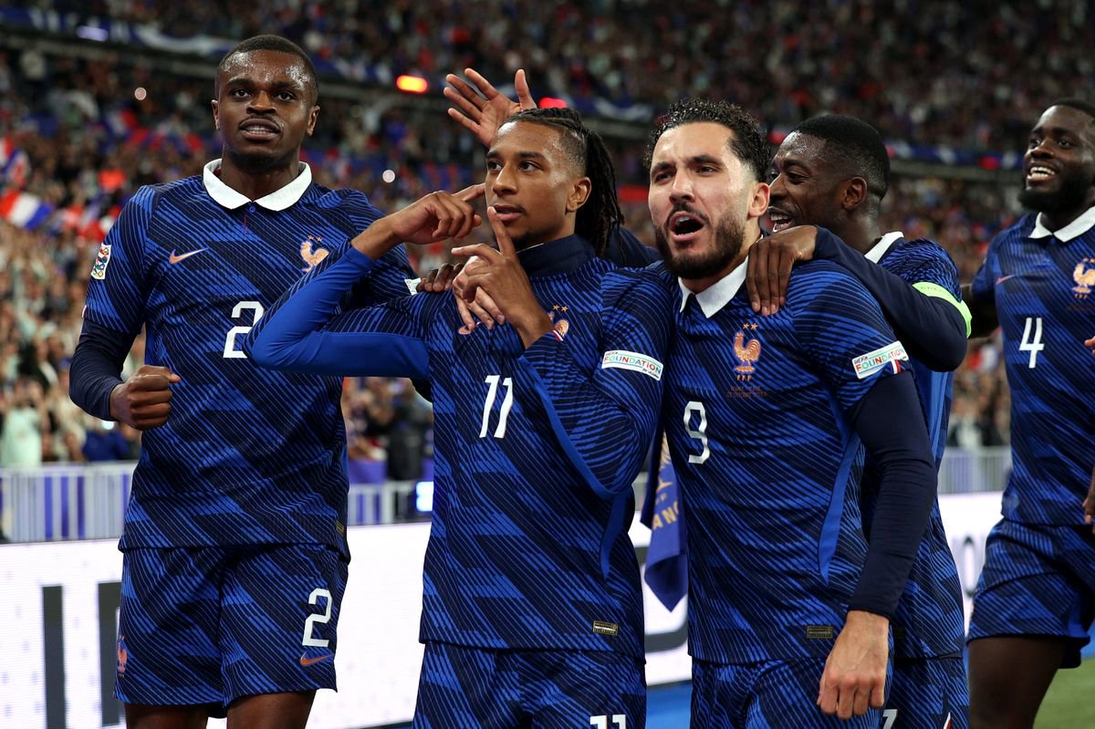 France’s fans respond with a special chant! Bayern Munich superstar Michael Olise makes history
