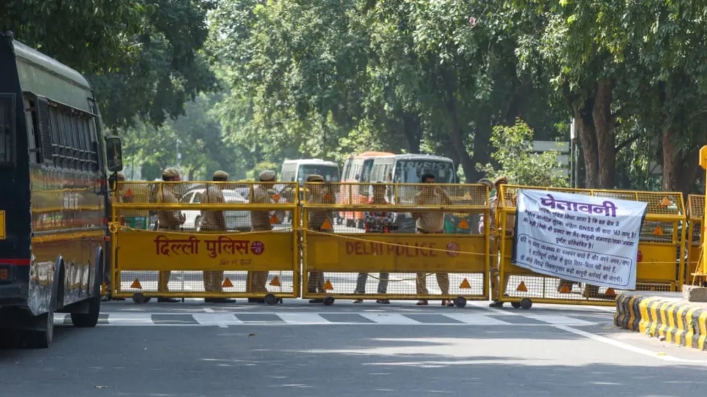 Where do you feel unsafe, asks Delhi Police, walks South Campus with students