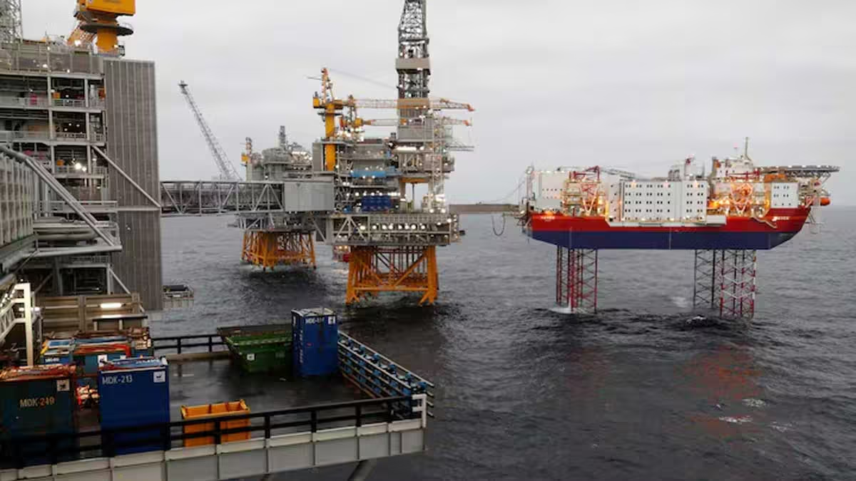 Oil falls about 3% on talks over diesel, crude stock releases