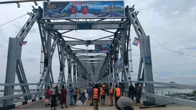 Federal government reopens Niger Bridge