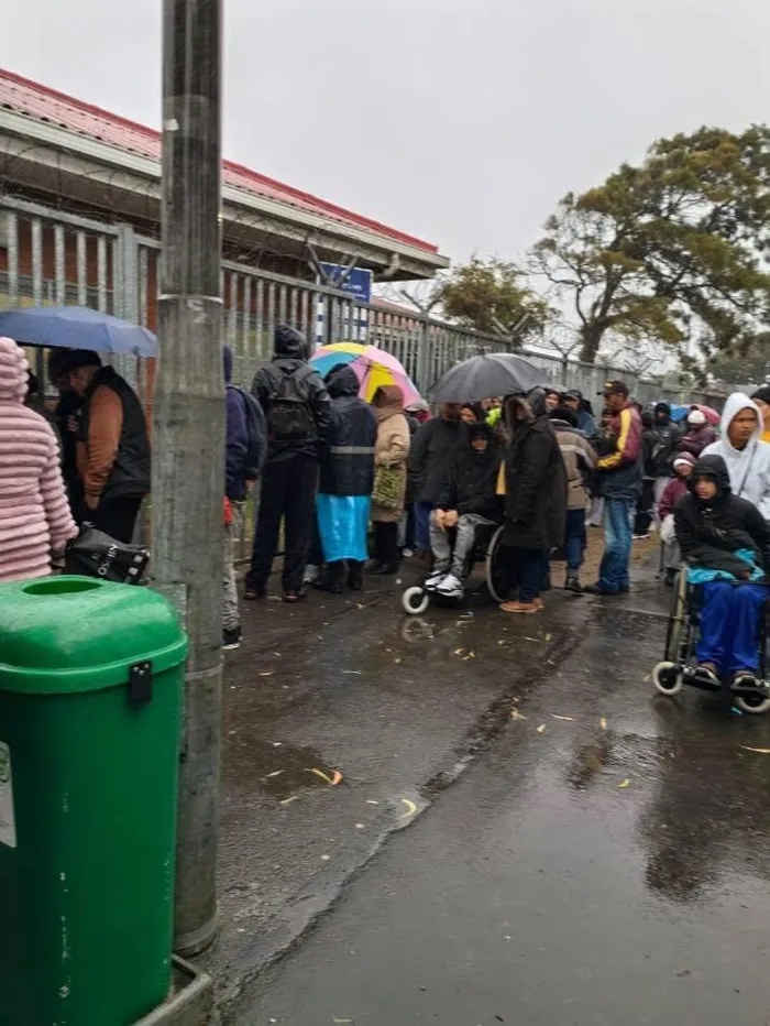 SIEK EN SAT – Outcry as Bishop Lavis mense queue from vroegoggend for healthcare
