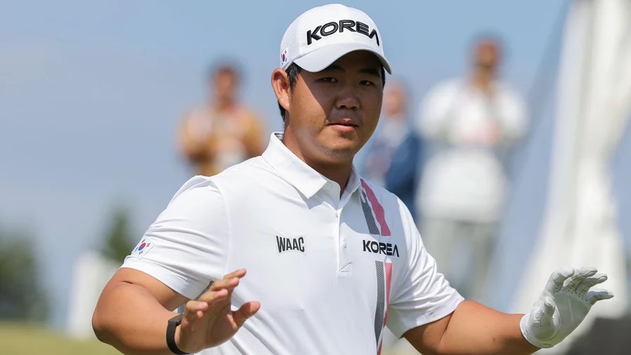 High stakes, external pressure bring out best in Tom Kim, Adrian Meronk over wild golf weekend