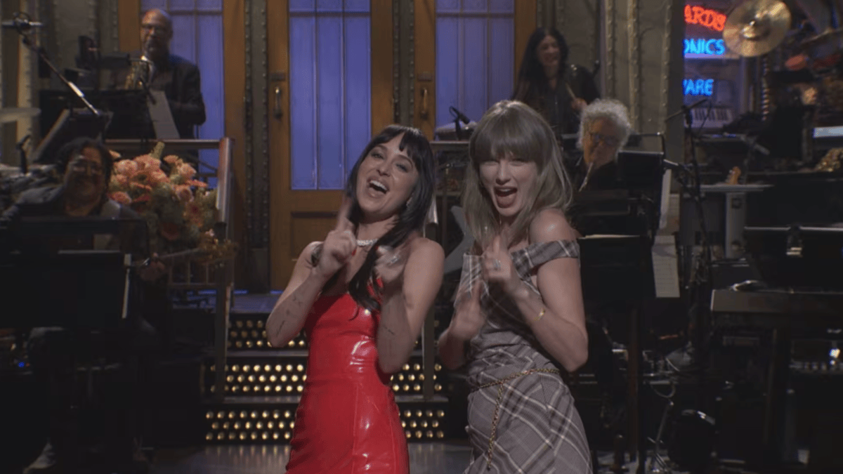 Taylor Swift pops into ‘SNL’ to joke around with host Dakota Johnson