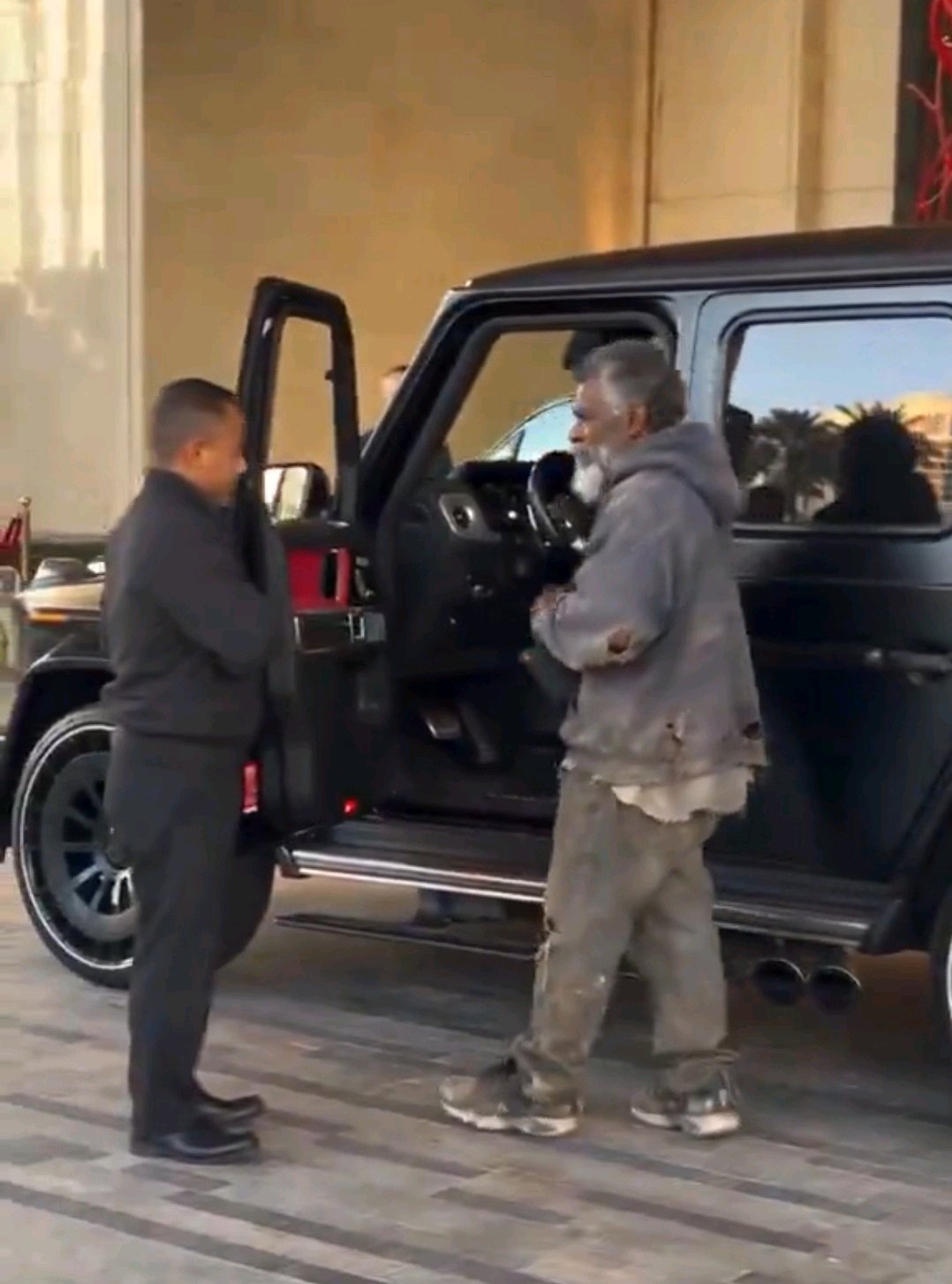 Man who looks homeless is claimed to own the Jeep he approaches in a video