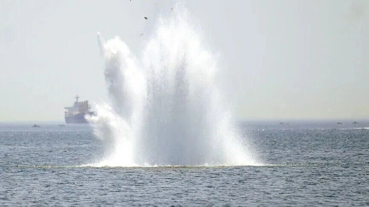 *Walter Bloomberg on X: “OIL TANKER EXPLODES AFTER REPORTED MINE STRIKE IN STRAIT OF HORMUZ Iran’s Revolutionary Guards say an oil tanker exploded and caught fire after striking a naval mine while crossing the Strait of Hormuz, according to Iranian state media. The vessel’s identity and flag remain unknown, with no immediate details on casualties or damage.”