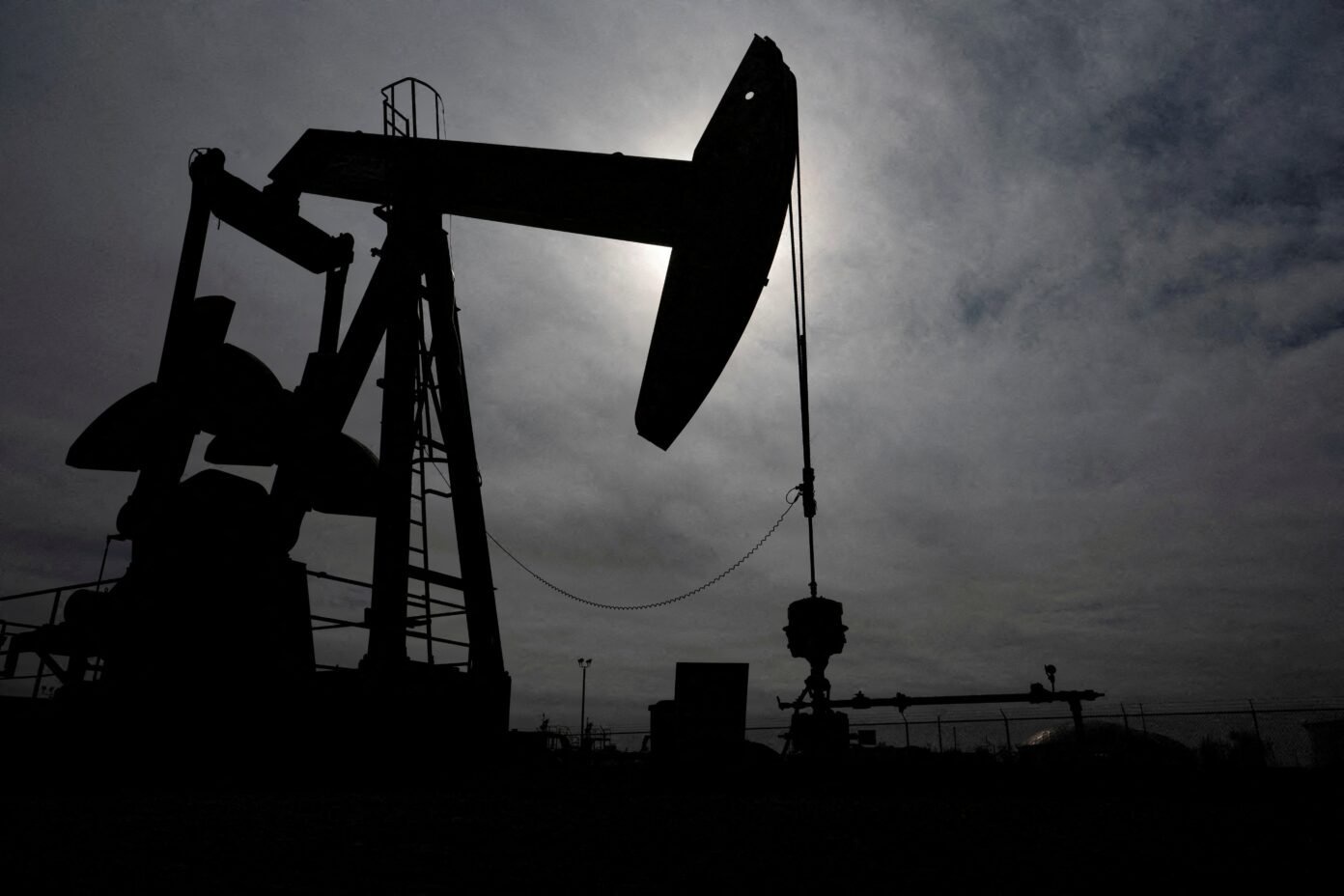 Oil prices fall as hopes for peace talks offset fears of growing Middle East conflict