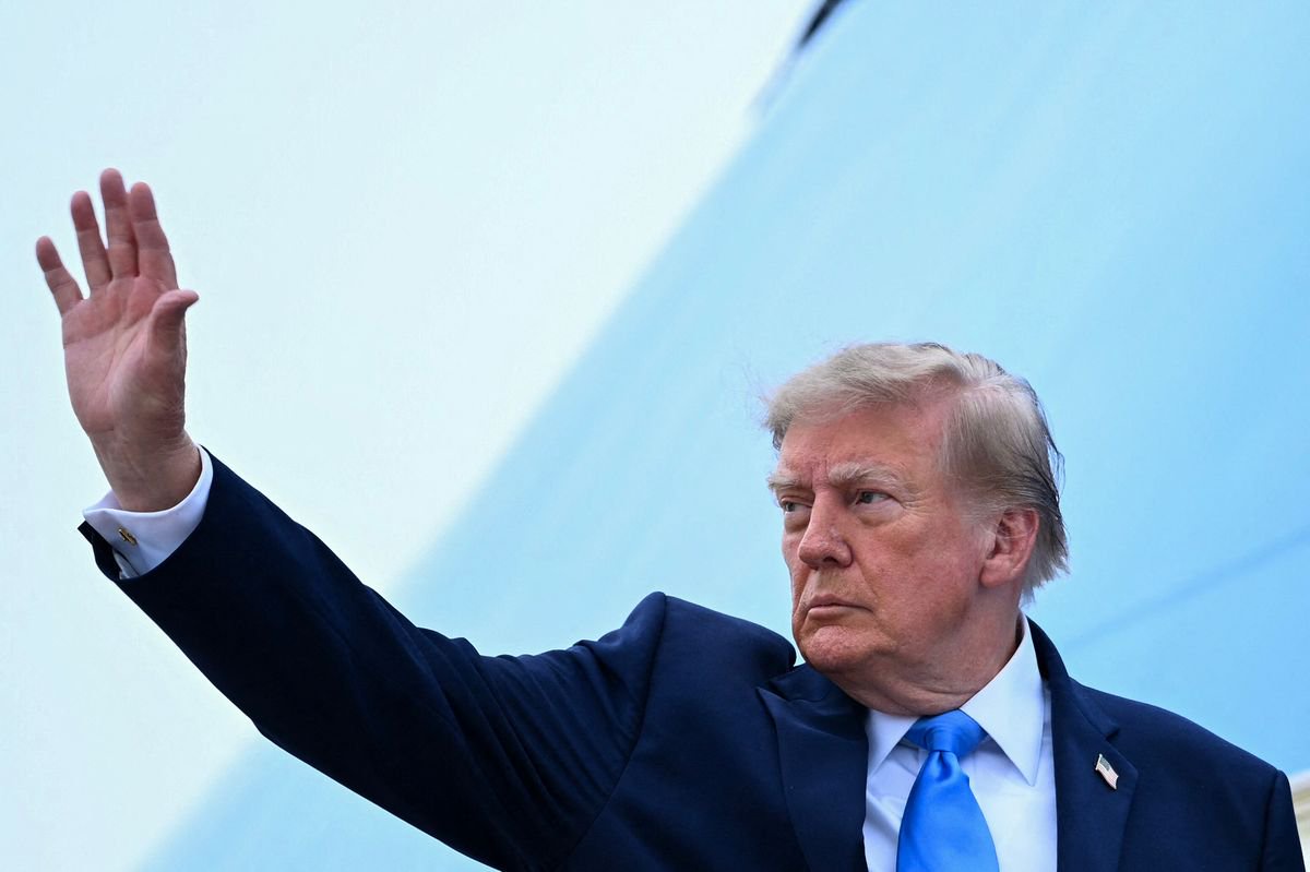 Donald Trump reveals new health concern to officer on Marine One according to lip reader