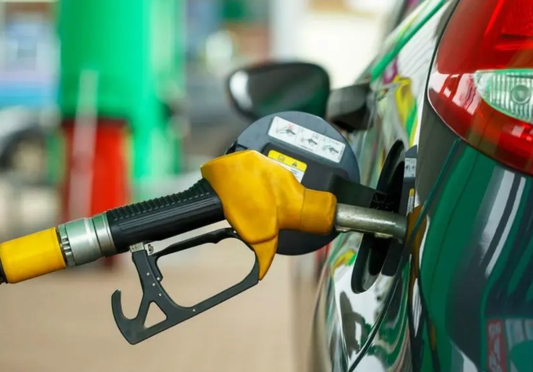 Petrol Landing Cost Drops As Nigerians Continue To Pay Up To ₦1,429 Per Litre