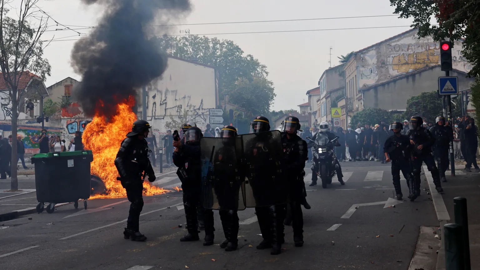 France to close up to 500 schools on Monday over student protests