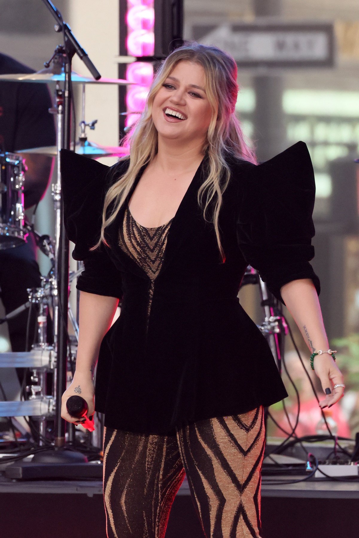 Kelly Clarkson’s Feud With Brooklyn Store Sparks Internet Debate: All the Funniest Reactions