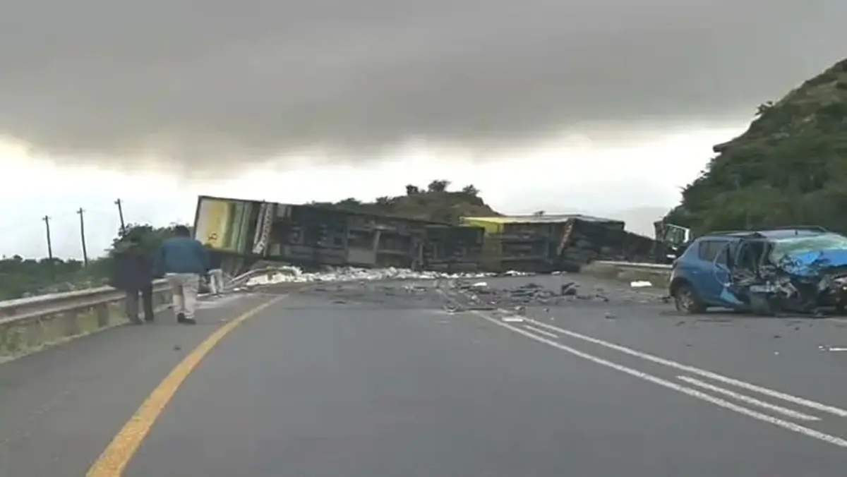 R61 CLOSED After Superlink Truck Overturns in Serious Crash Near Qamata