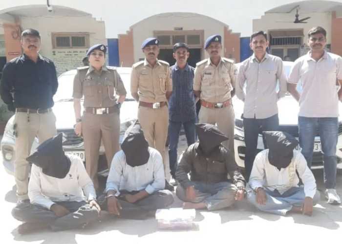 Gujarat cop jumps onto moving car, four held in Rs 3.76-crore gold loot case