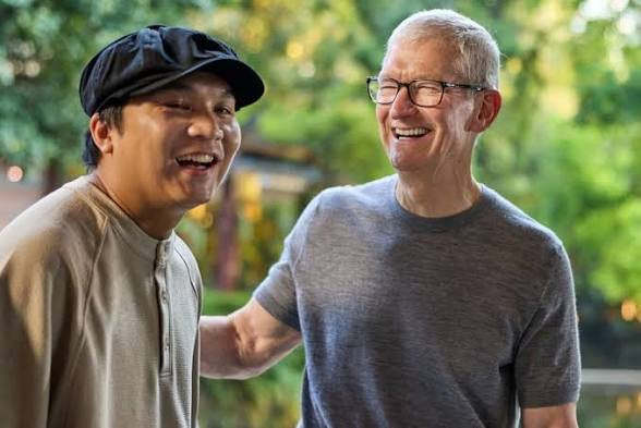Tim Cook Makes First China Visit As Apple Executive Chairman, Meets Guangdong Governor