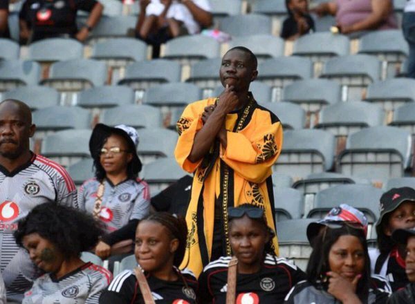 Chaos At Soweto Derby: Kaizer Chief Fan Mistakenly Cheers for Orlando Pirates —Then Gets Left Behind