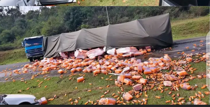Hii Ni Kenya?”  Kenyans React After Soda-Laden Lorry Overturns in Nyeri, No Looting Reported