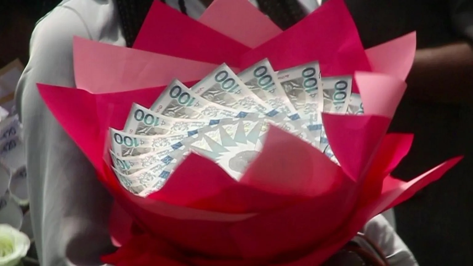 Seven arrested for using Ghanaian banknotes to make ‘money bouquets’