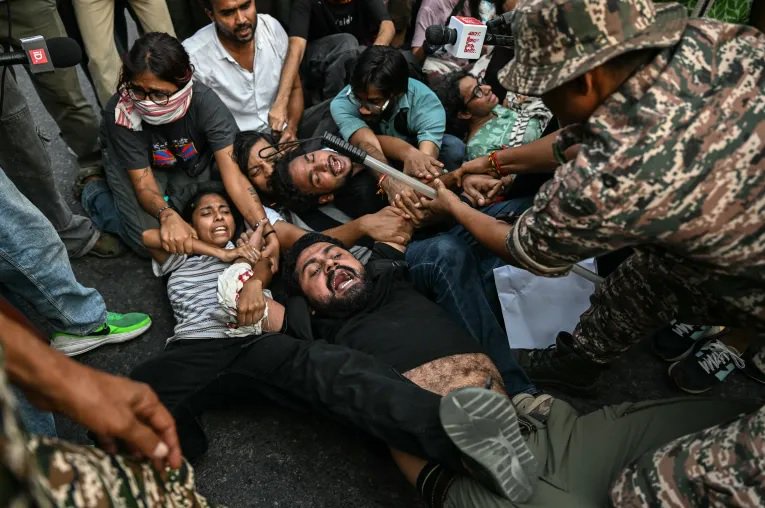 Indian opposition protesters in New Delhi call on election chief to quit