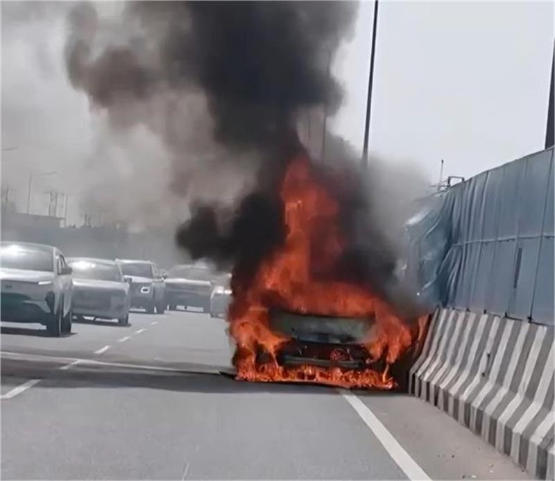 Moving car catches fire on Sohna elevated road, driver has narrow escape