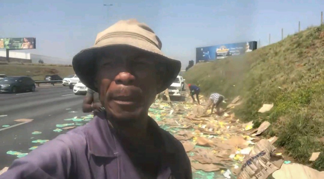 Truck carrying Sunlight soap overturns on the R21 and people take the spilled boxes