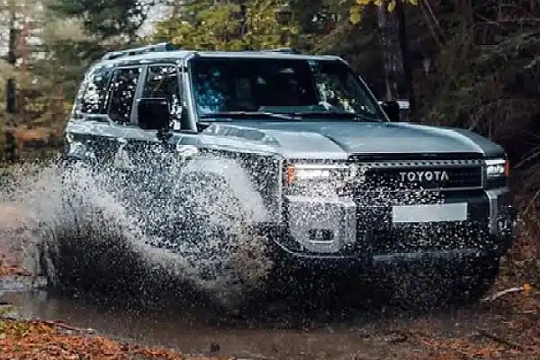 Atiku Blasts ‘Wastage’ Over First Lady’s Reported ₦1bn Gift Of 7 Toyota Prados To APC Youth Leaders