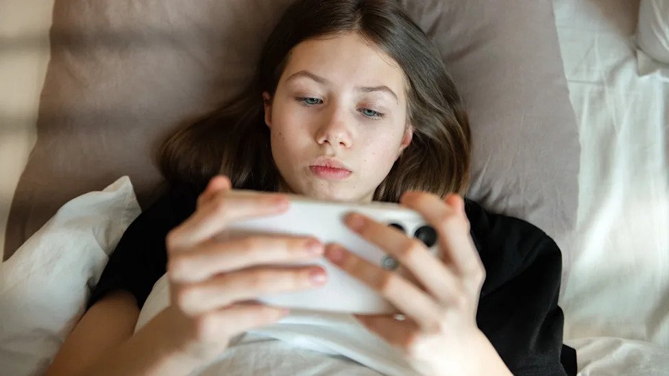 Can’t put your phone down? A psychologist explains the dopamine loop behind it, and how to step out of it