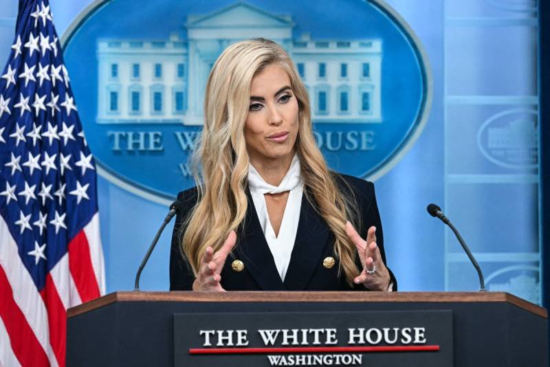 New White House spokeswoman heavy on Trump praise, light on questions in debut