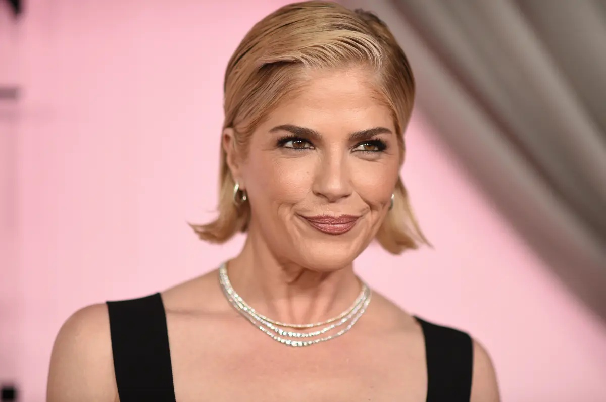 Selma Blair arrested, accused of injuring flight crew