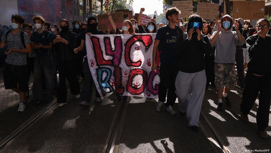 Schools shut as student protests shake France