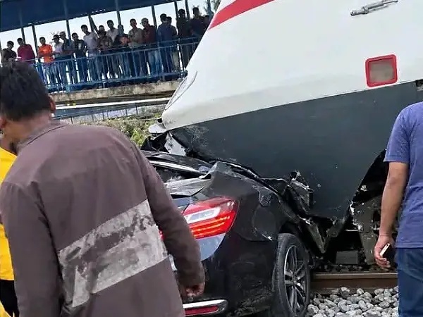 55-Year-Old Driver Escapes Unhurt As Red Line Train Hits Honda Accord At PWD Railway Line In Lagos