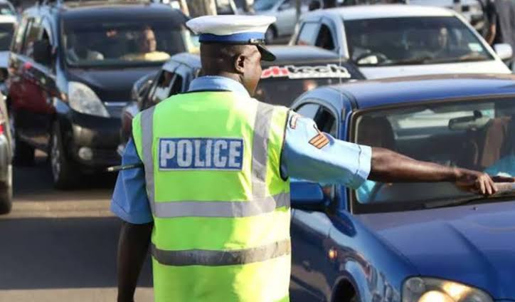 Nairobi: Drama as Police Officer Receives KSh 5,000 From a Motorist Before Returning It All