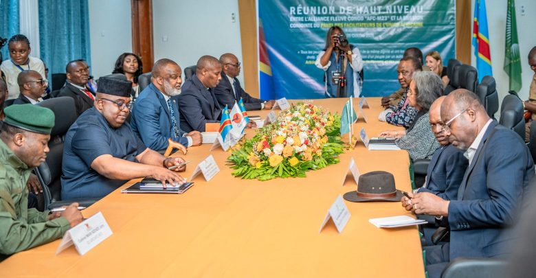 Kenyatta, AU Facilitators Meet M23 Leaders in Goma