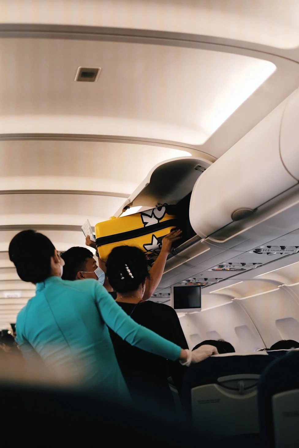 5 Travel Habits That Flight Attendants Find Genuinely Off-Putting in Passengers Over 50