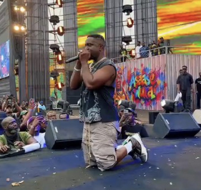 Sarkodie Kneels Before Fans As He Thanks Sark Nation And Kumasi At Rapperholic 2026