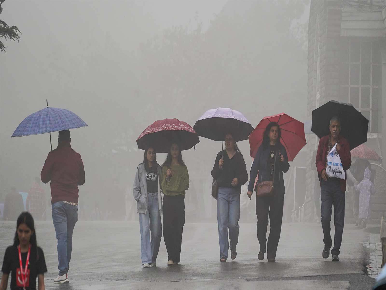 Rain lashes Kangra as IMD forecasts thunderstorms, widespread rainfall across Himachal Pradesh