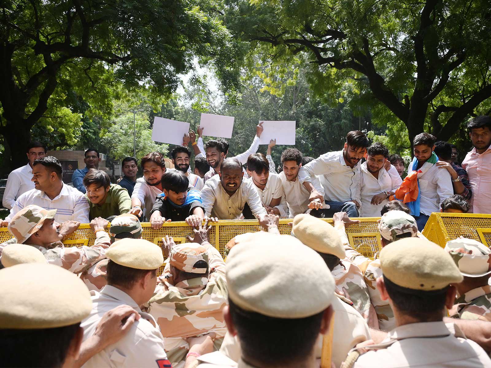Around 15 police personnel injured, 110 detained during Jantar Mantar protest: Sources