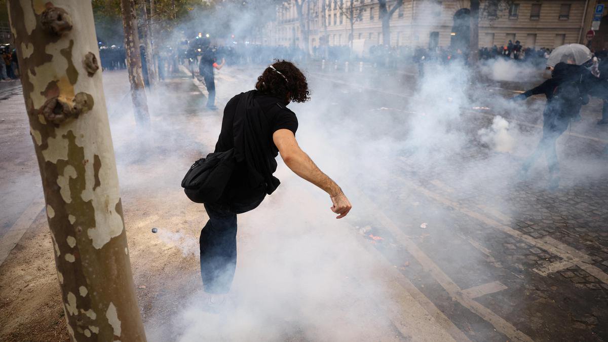 French unions say 480,000 people took part in pro-student protests