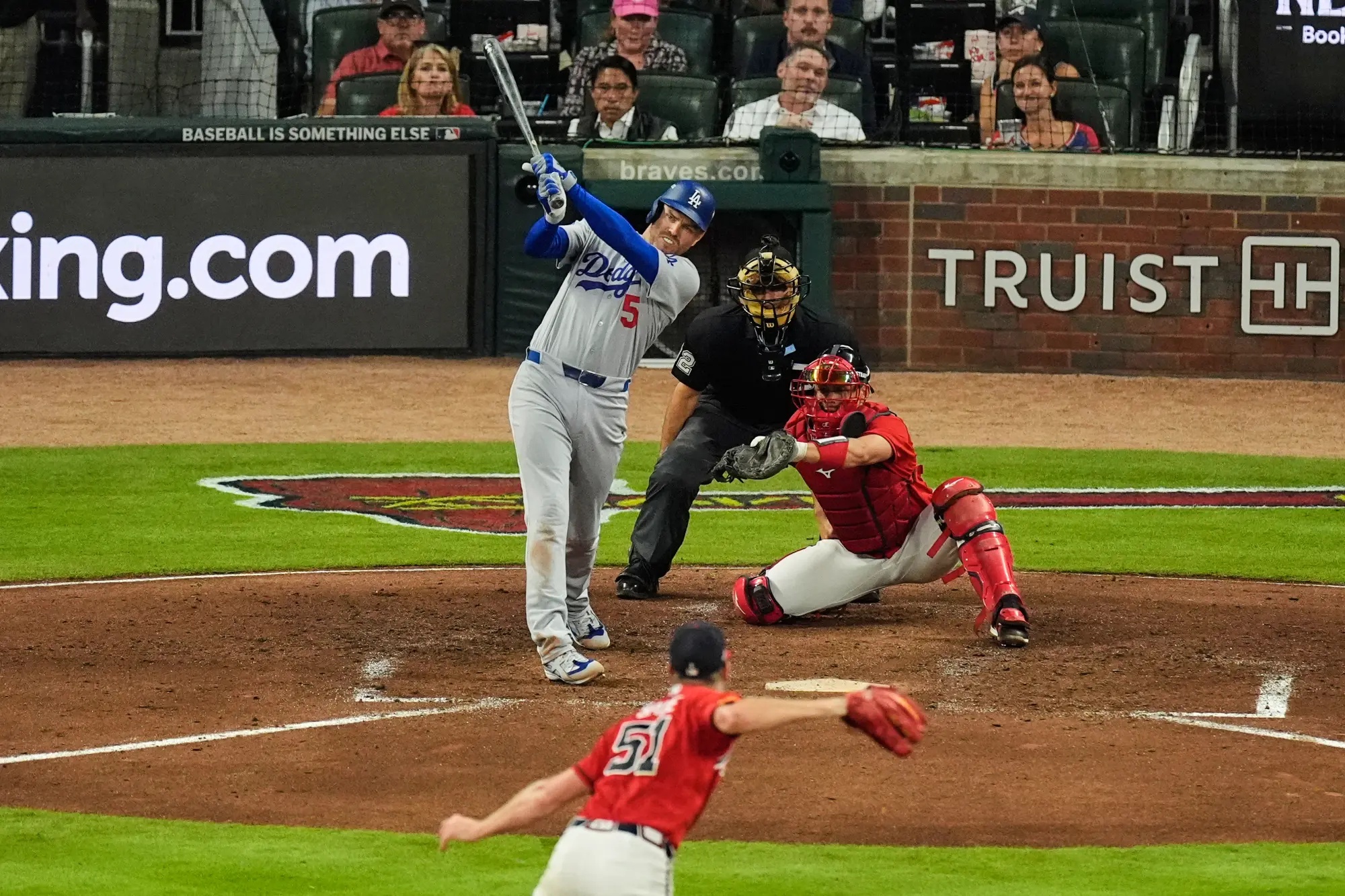 Dodgers beat Braves on Kiké Hernández and Freddie Freeman homers, take 2-1 NLDS lead