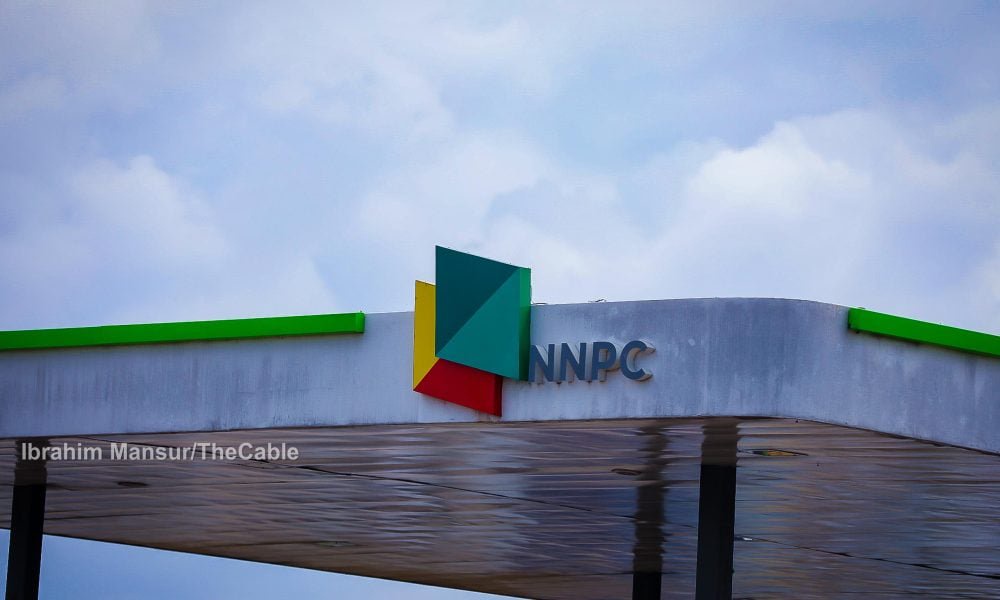 BREAKING: NNPCL filling stations reduce fuel price after Dangote Refinery cut