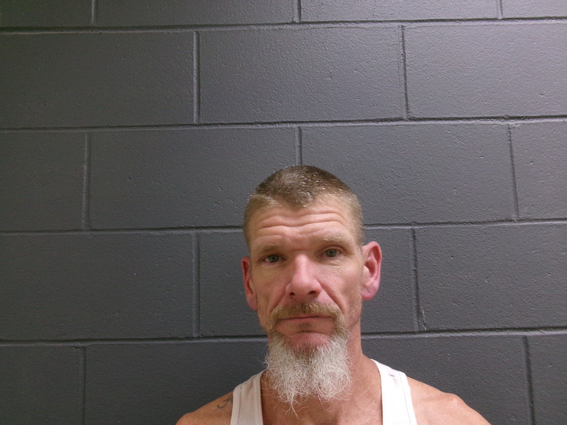 Man arrested for setting a house on fire in Clay County
