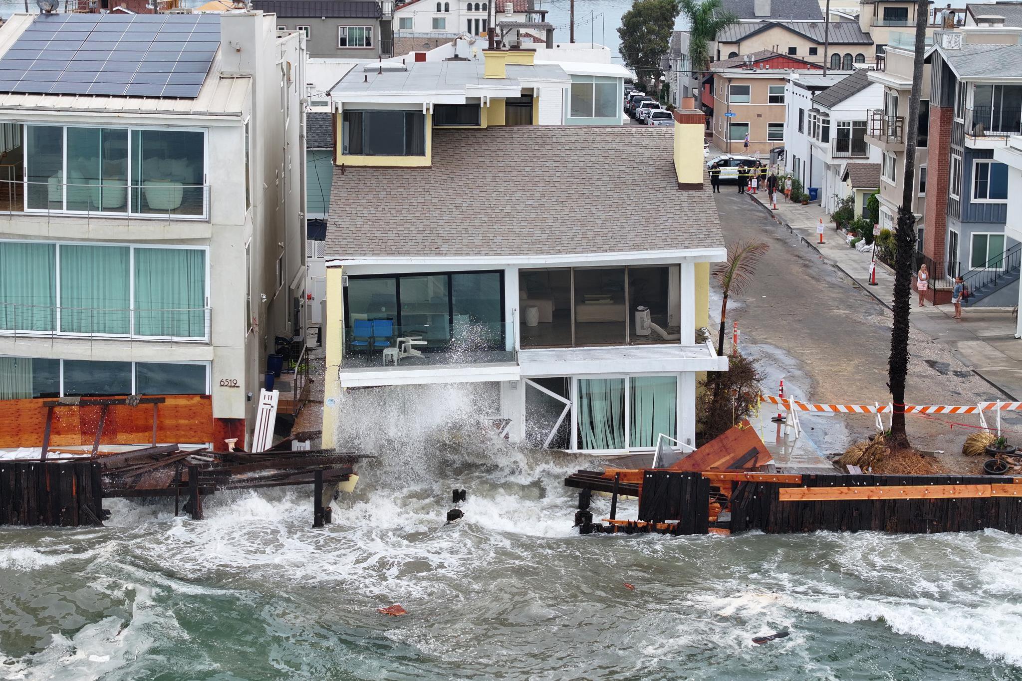 Harrowing scenes as California coast battered by gargantuan waves, residents ordered to leave