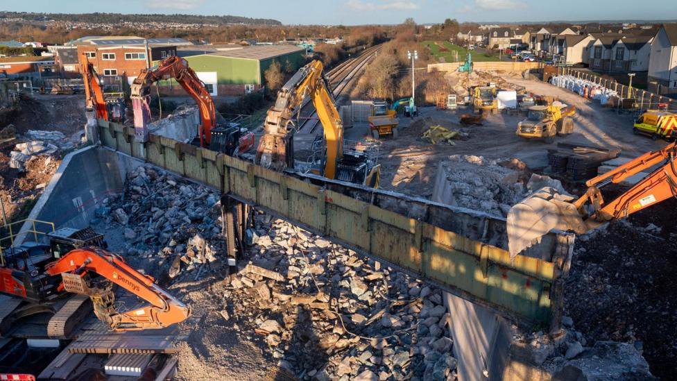 Bridge replacement delayed due to summer heatwaves