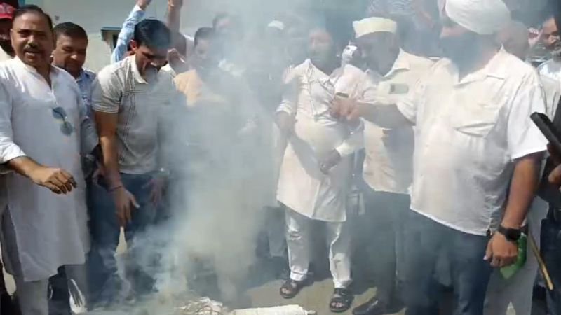 Congress stages protest against corruption outside Karnal MC office