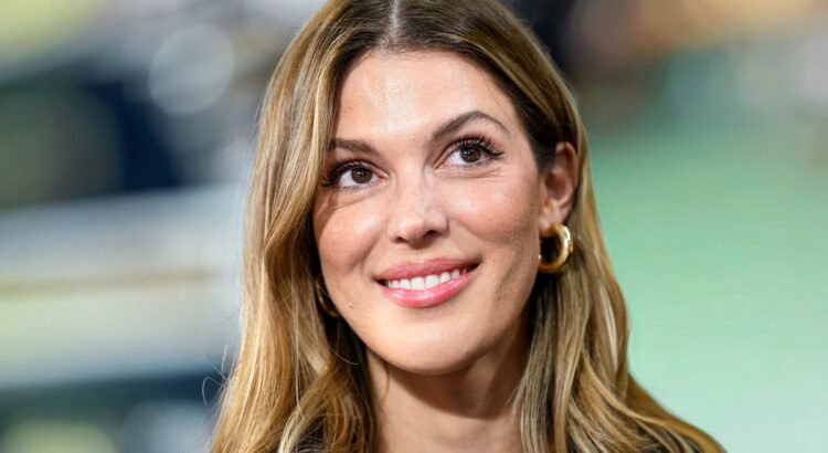 Loin d’Antoine Dupont, Iris Mittenaere retrouve en C￴te d’Ivoire l’homme qui compte “pour toujours” pour elle, quelqu’un de “tr￨s sp￩cial”