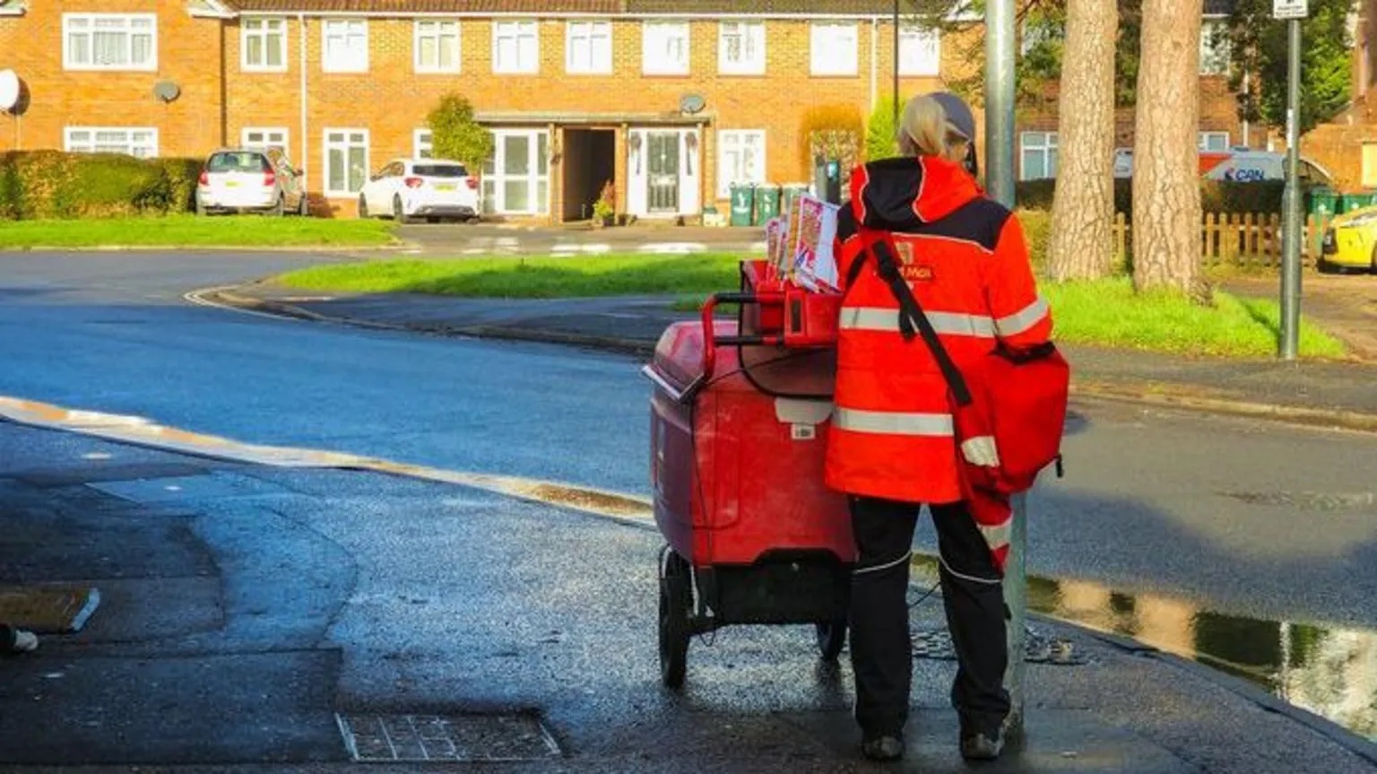 Royal Mail losing 400 postal workers a week, says union