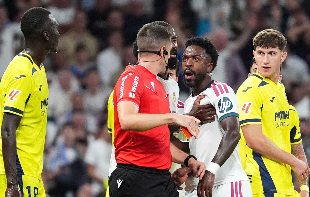 Liga : expulsé contre Villarreal, Vinicius sévèrement critiqué par la presse espagnole