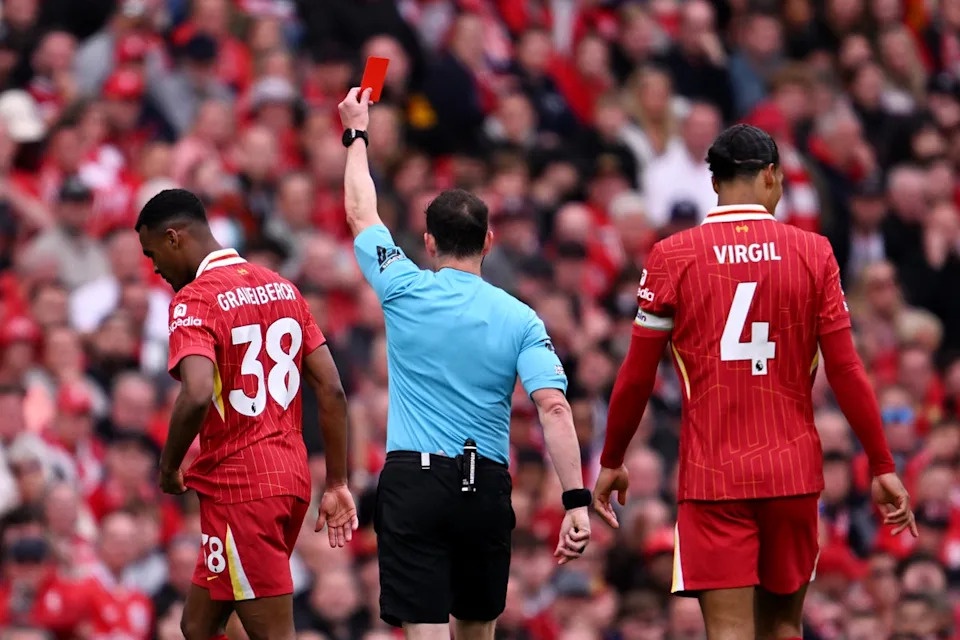Former Premier League Referee Delivers Verdict on Gravenberch’s Red Card Against Man City