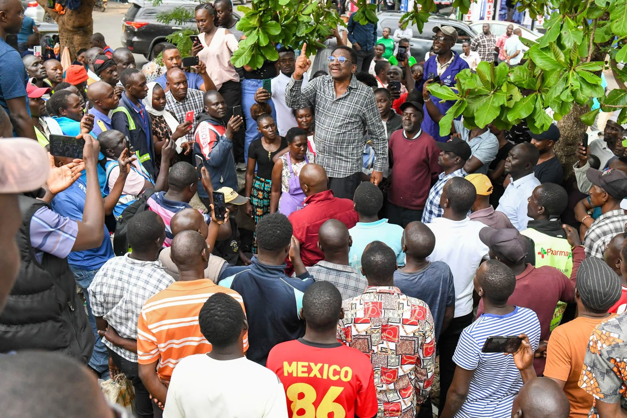 Kisumu Residents Storm Where Orengo Stopped For A Shoe Shine, Prompts Him To Give Unplanned Speech