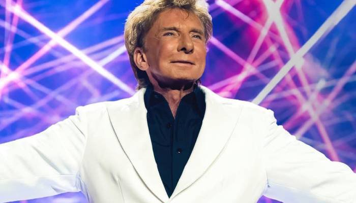 Barry Manilow shares health update as he returns to stage after hiatus