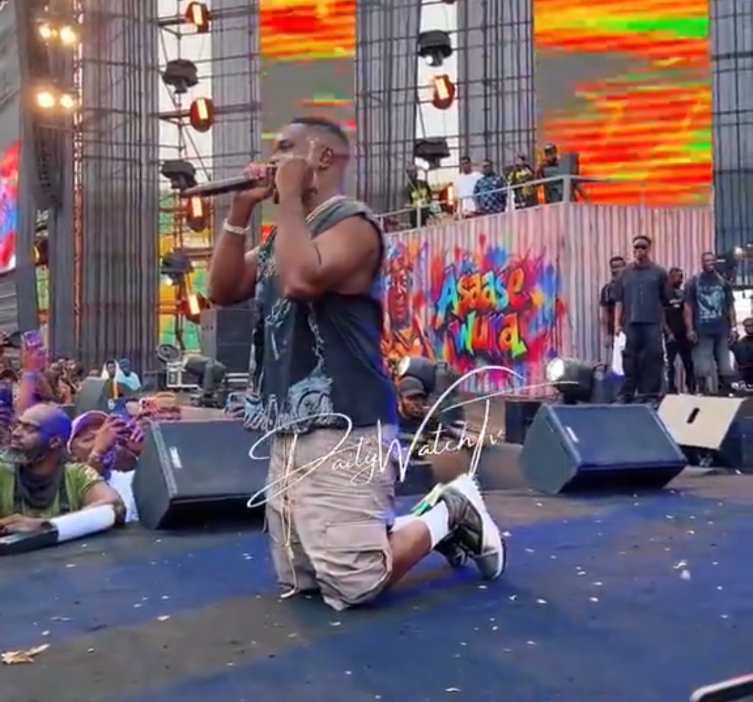 Sarkodie Kneels to Thank Kumasi Fans After Successful Rapperholic 2026 Concert