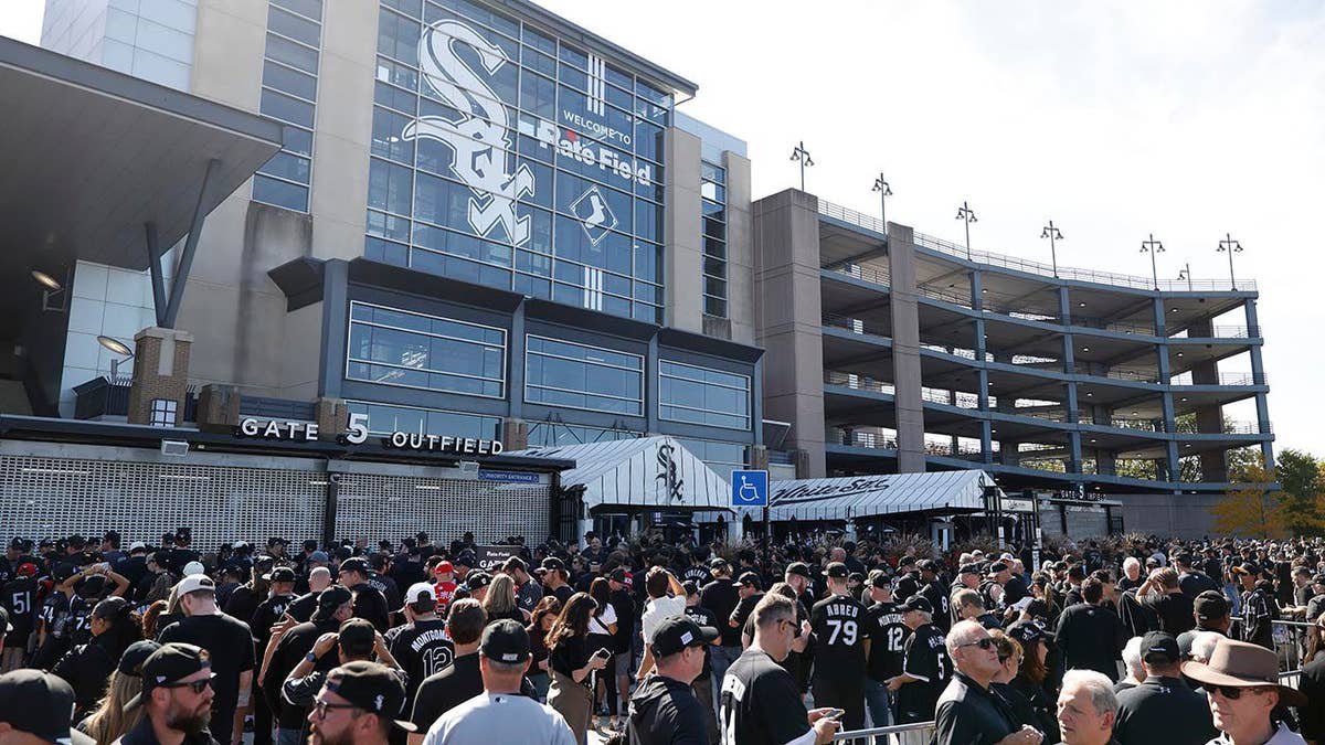 White Sox anger fans with lame first pitch pick for ALDS Game 3 after writers tease huge name